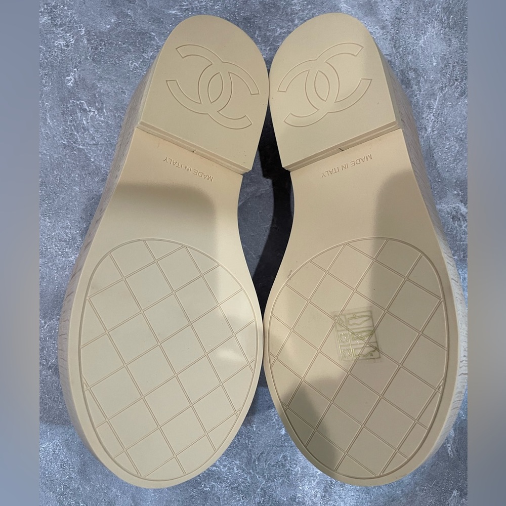 NIB Chanel Quilted Leather CC Mules - Picture 4 of 5